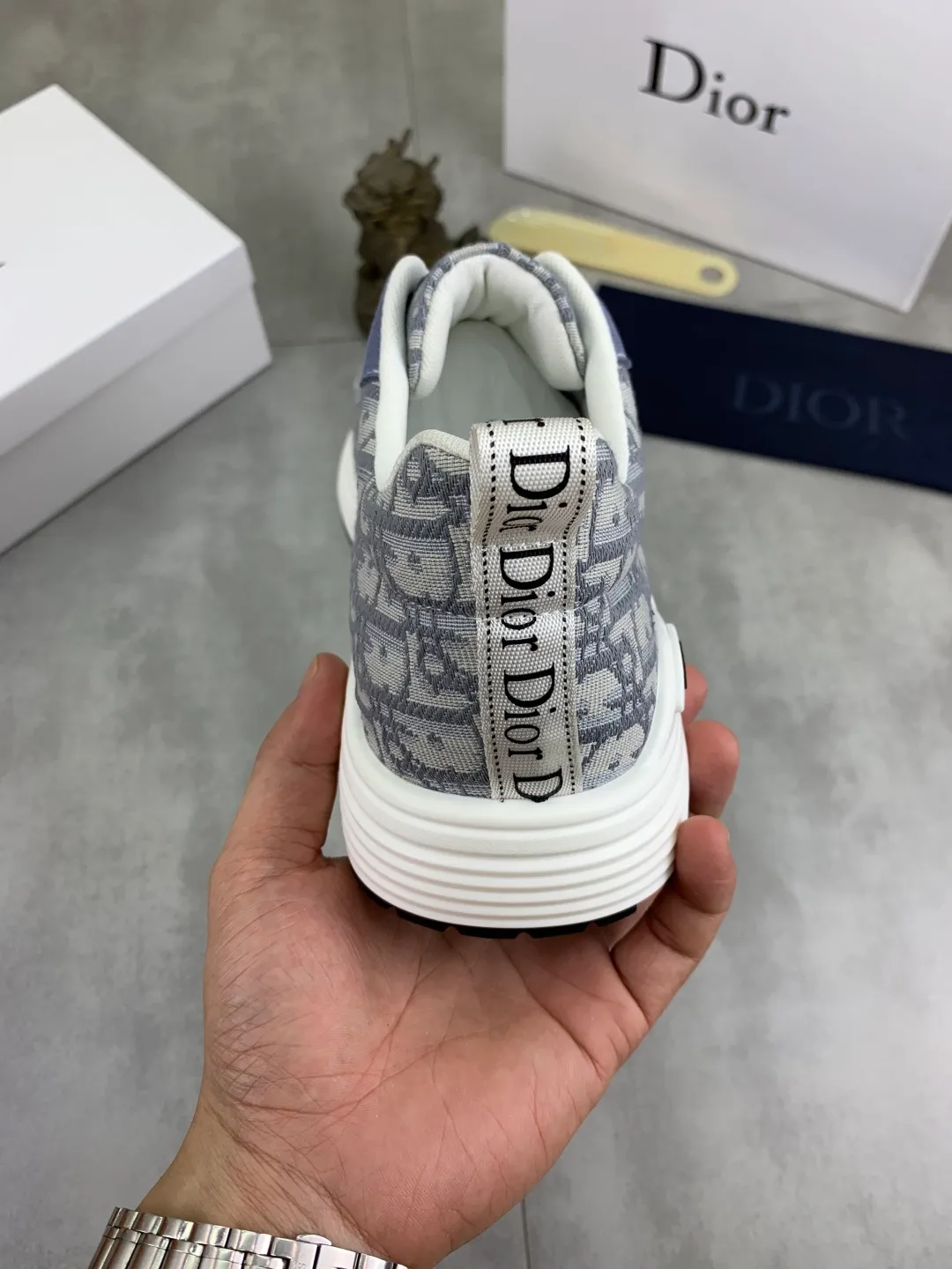 Men's shoes 💰P420 New Dior Chrono 2025 new product B30 series, in white and black fly woven series, decorated with computer-printed CD logo on both sides, star patch on the tongue and Dior logo on the heel, many details highlight the style. The interior is matched with the original color matching mesh, and the interior of the body is supported by low-temperature shaping sheets, and is filled with light feather cotton to keep the interior full and soft against the feet. The exclusive open-molded outsole adopts a one-piece molding process, so there is no need to worry about problems such as the opening and falling of sole decorative accessories. It is light and comfortable to wear, yet strong and wear-resistant. The two-color shoelaces are accessorized with exquisite metal five-pointed star pendants, creating a high-end, trendy and casual look at all times. Color: 5️⃣ colors available, code number: 38-44 (45 customized)
